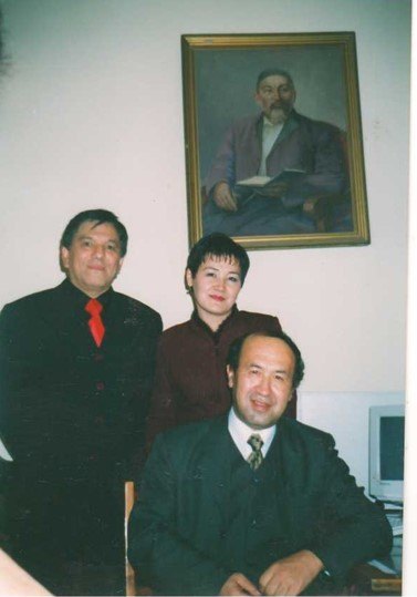 После защиты аспирантки, с профессором Ж.Б. Абылхожиным, 2004
