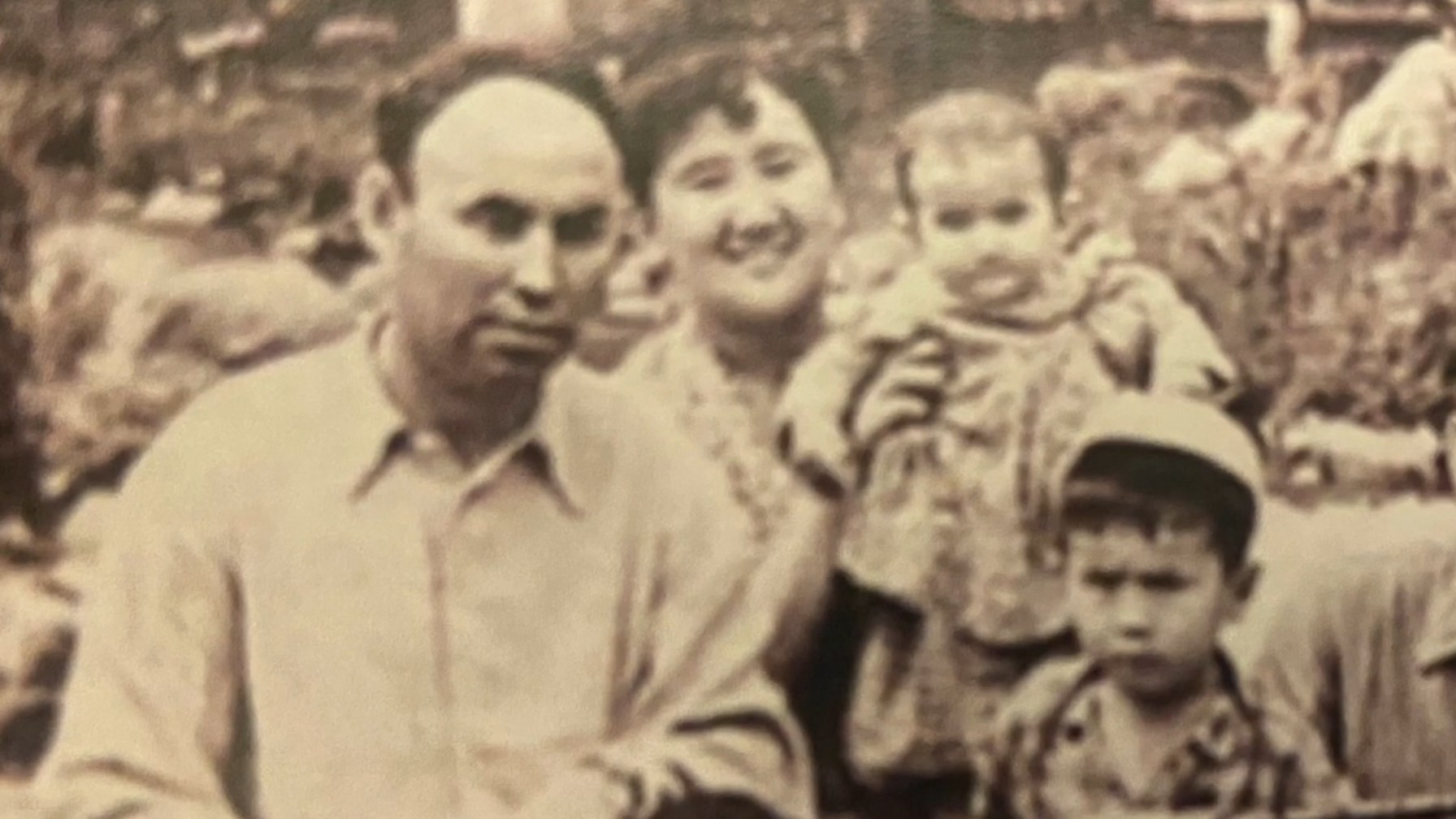 Родители с детьми — Алиёй и Аскаром, 1959